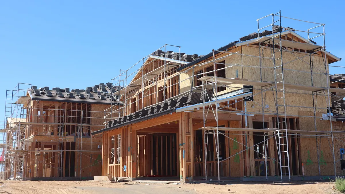 Casa en construcción con andamios